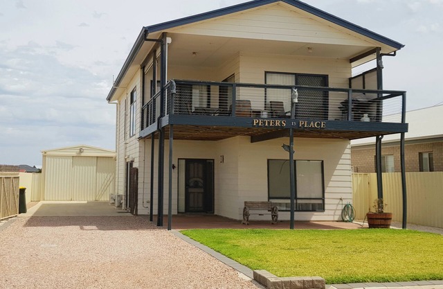 Peter's Place-3 min to beach, great balcony, views, peaceful location