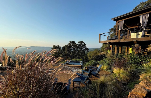 Petit Jean Mountain Bluff Point Cottage - On the cliff's edge! ADULTS ONLY