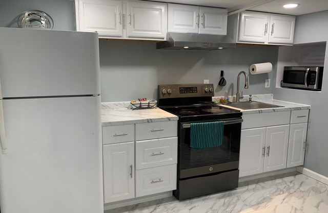 Petite Cozy Home w gourmet kitchen & parking in delightful Drexel Hill