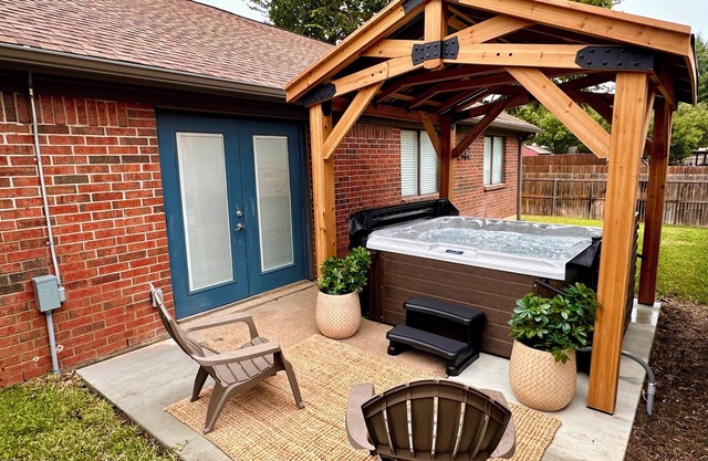 Pets OK, NEW Hot Tub, Arcade, 65” TV, 300mb+ WIFI, Long Term Stays Available