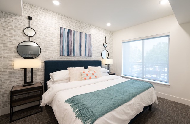 Pets Stay Free King Bed Walk to Downtown Garage Parking Elevator