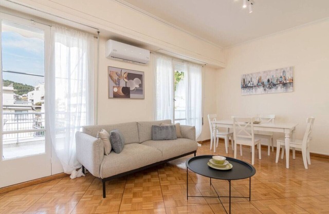 Phaedrus Living: City Center Flat Michalakopoulou