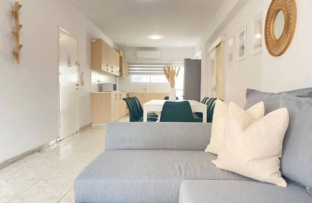 Phaedrus Living: Down Town Flat Stephania 302