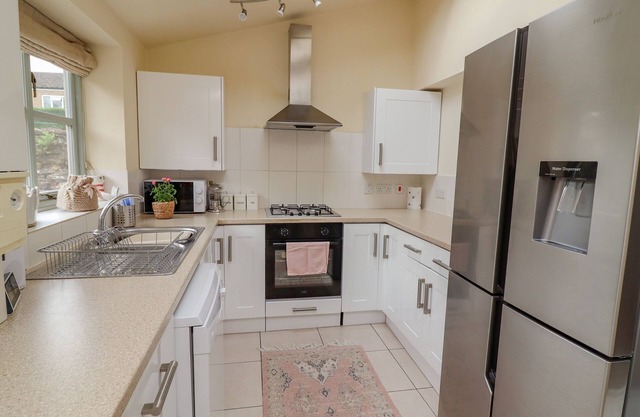 PHEASANT COTTAGE, pet friendly, with a garden in Cottesmore