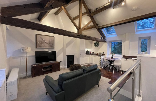 Pheasants crossing - quiet luxurious country cottage