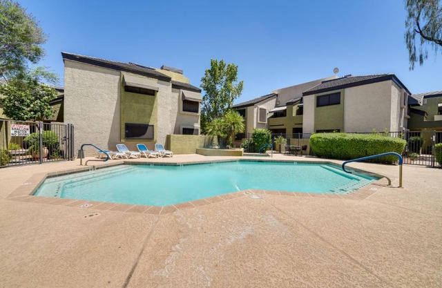 Phoenix Townhome with Community Pool - Near Golf!