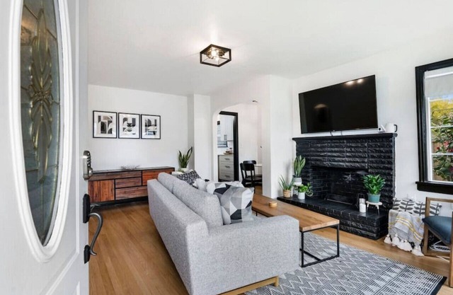 Picture Perfect Bungalow in the ❤ of DT Vancouver!