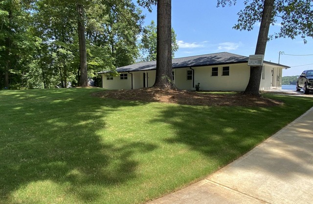 Picturesque 4-bedroom Lakehouse in Stockbridge, GA with fishing gear & bicycles