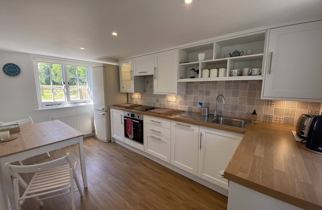 Picturesque country cottage in quiet rural setting close to South Downs