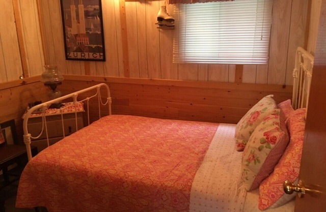 Picturesque Cottage w/hot tub on Trout Lake