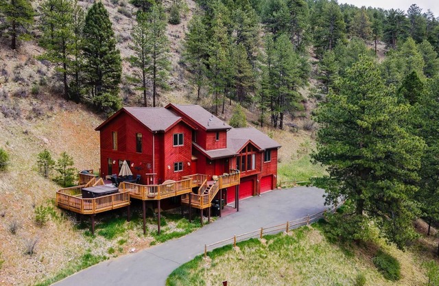 Picturesque Mountain Retreat with Private Creek