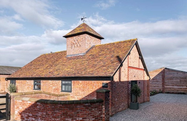 Pigeon House: Barn with hot tub, wood burner & large private garden.