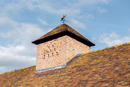 Pigeon House - Unique Barn with private garden, hot tub and wood burner