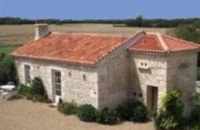 Pigeonnier - Traditional Farmhouse near La Rochelle. beaches 20 mins and a pool.