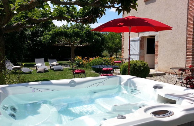 PIGEONNIER. VINE WHITE. CHARMING COTTAGE. 3 PERS. SPA. POMMEVIC