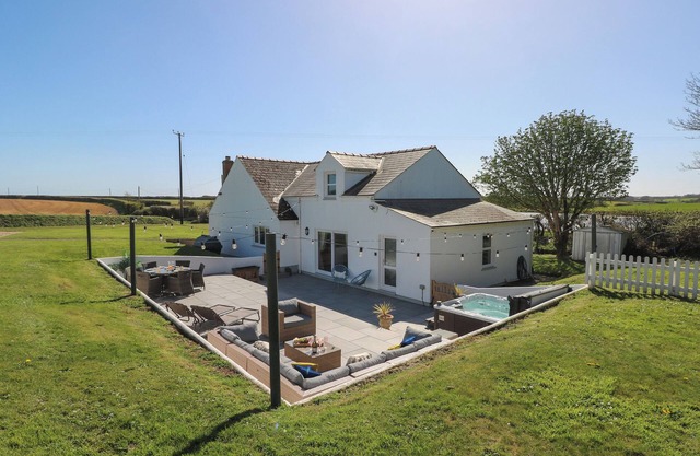PIGLET COTTAGE, pet friendly, with hot tub in Milford Haven