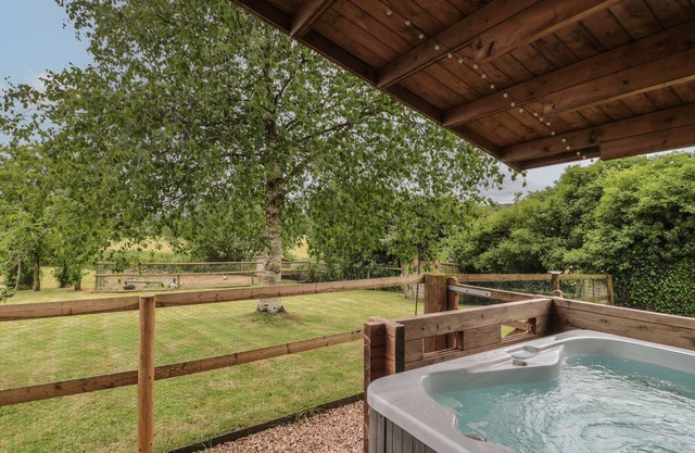 PIGSFOOT LODGE, pet friendly, with hot tub in Halberton, Devon