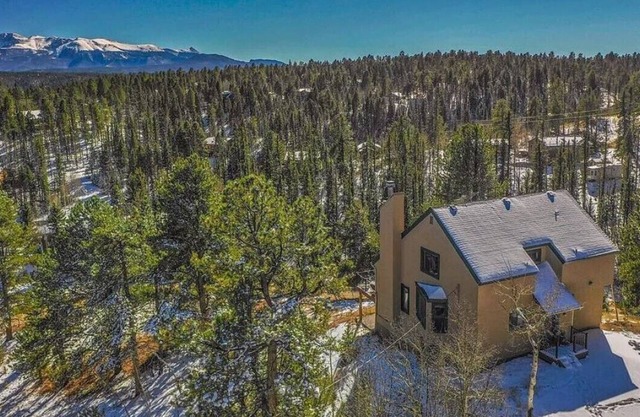 Pikes Peak Retreat - Amazing Views, Spacious Cabin