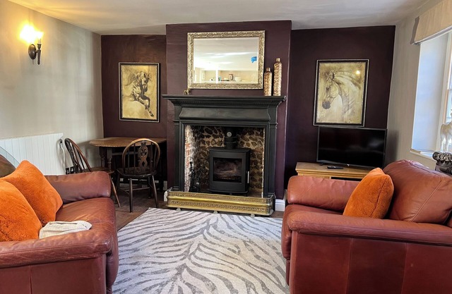 Pimpernel Cottage,Blakeney,2 bed,sleeps 3,courtyard,pub&quay a stones-throw.🌟