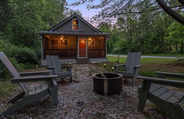 Pine Cottage: Hot Tub, 2 mins to Bold Rock!