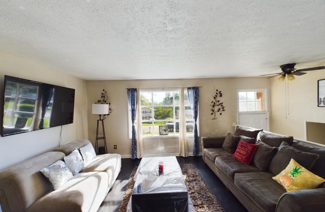 Pine Forest Zen Cottage - 10 Min to Fort Bragg
