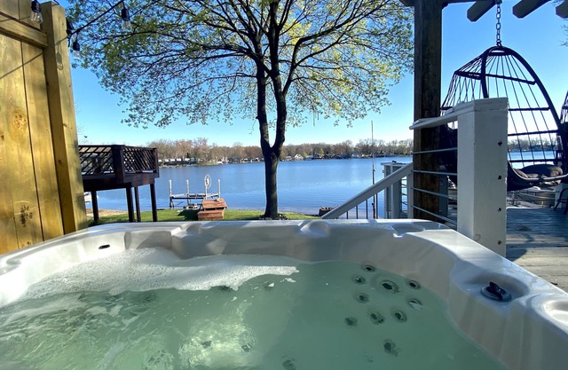 Pine Lake Retreat- sparkling hot tub! Walk out to our sandy beach lakefront!
