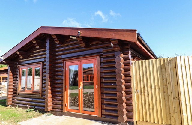 PINE LODGE, family friendly, with pool in Greetham, Rutland