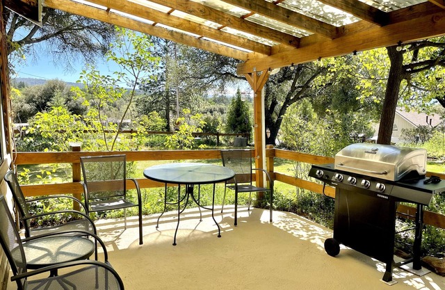 Pine Suite - Sierra Mountain Lodge