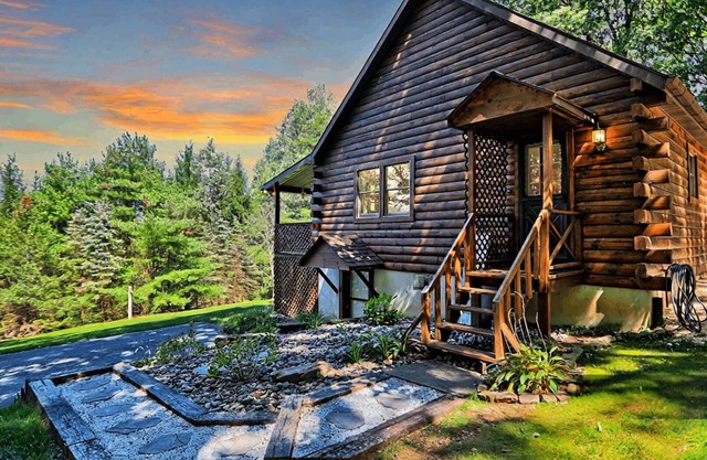 Pine View Cottage - Cozy and Secluded - 3 bedroom