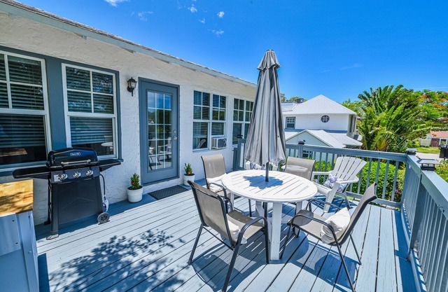 Pineapple Upper Deck Guesthouse Near Beaches/Shopping/Dining, Ballparks&Downtwn!