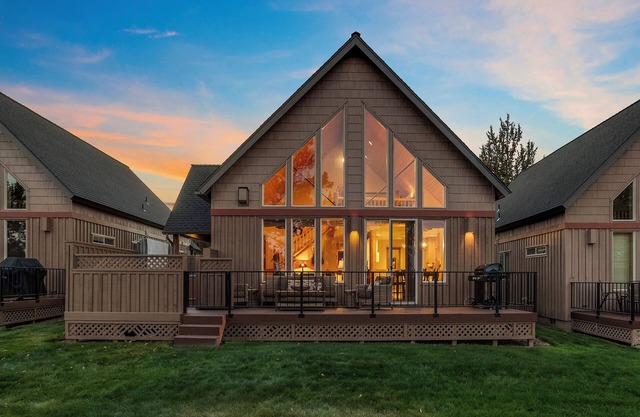 Pinewood Chalet in Eagle Crest on Golf Course - Hot Tub