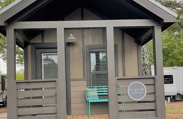 Pinewood Cottage at River Rocks Landing