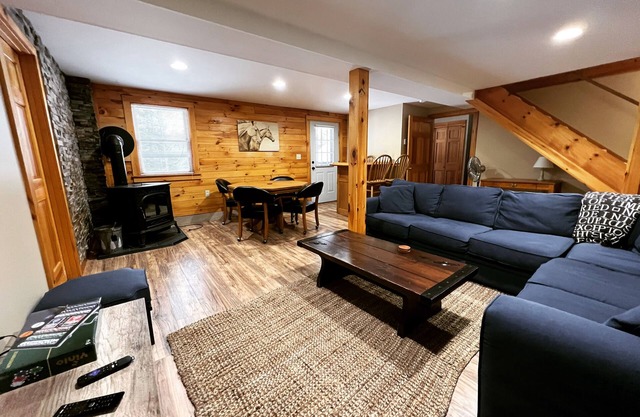 Pinewood Lodge | Cozy Pet-Friendly Log Cabin 5 min to Mt Sunapee