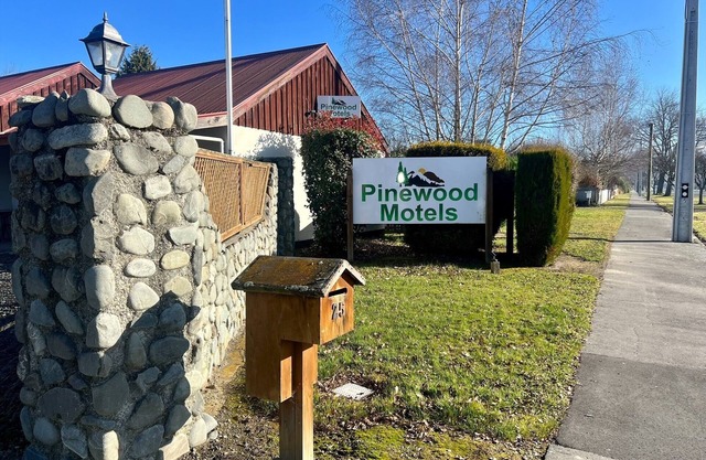Pinewood Motels