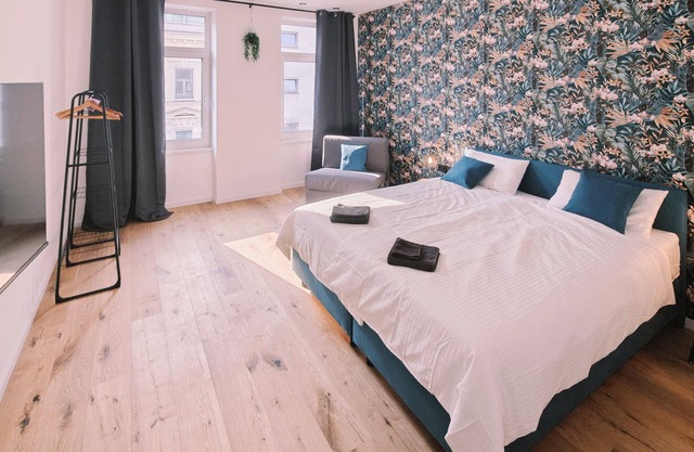 Pink Orchid 3 Min to Metro U1 + Free Parking