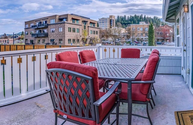 Pioneer Mega 3 vacation homes offering 8 Bedrooms, 5 bathrooms, laundry, TV, and kitchens.