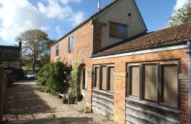 PITTARDS FARM COTTAGE, luxury holiday cottage in South Petherton