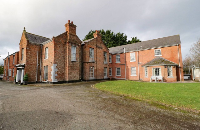 PLAS COCH, pet friendly, character holiday cottage in St Asaph
