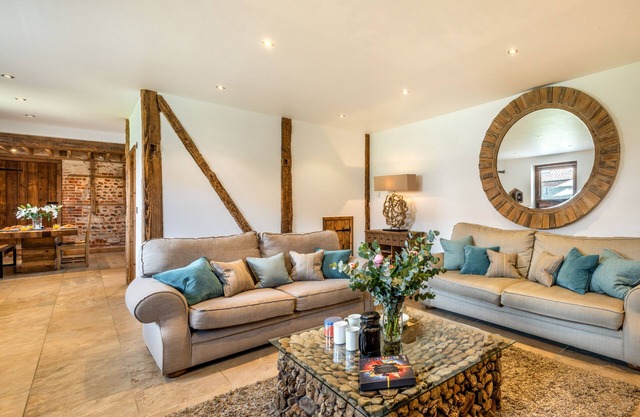 Platford Barn - Three Bedroom House, Sleeps 5