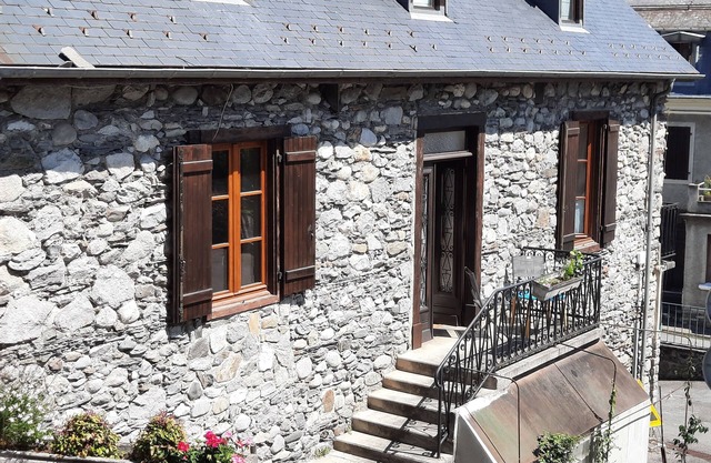 Pleasant bright one-bedroom apartment, in the heart of the Argeles-Gazost valley.