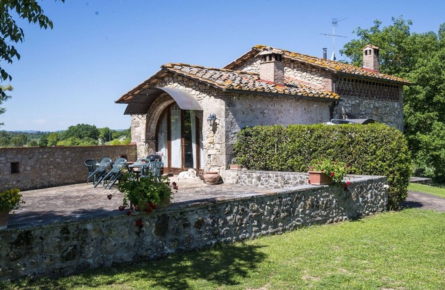 Pleasant characteristic hayloft that has been renovated into holiday apartment in a part of the Chianti that is ideal for visiting the most important towns.