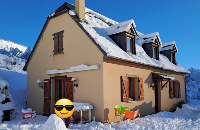 Pleasant house classified 3 stars. Panoramic view of the peaks of the Val d'Azun