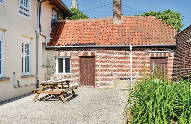 Pleasant house with large living room, five bedrooms and an enclosed and sunny courtyard.