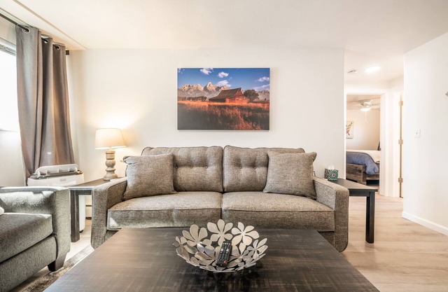 ❤Pleasant Retreat! Dog friendly & near Peterson AFB ❤