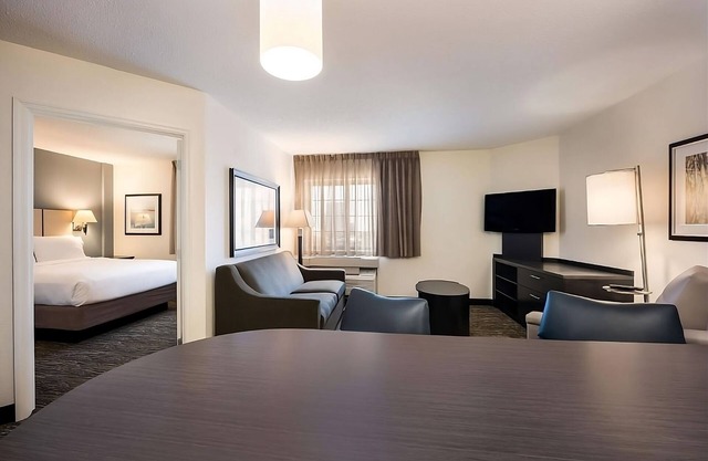 Pleasant Stay, Convenient Location! 2 Spacious Units, Full Kitchen, Pets Allowed