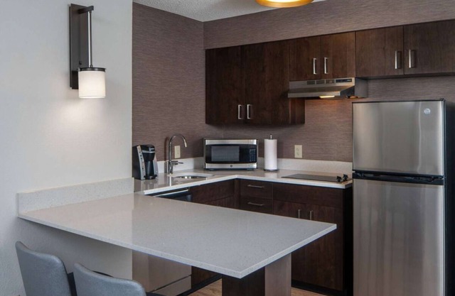 Pleasant Stay, Convenient Location! Pet-friendly, Free Breakfast, Parking!