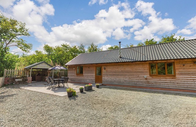 PLOONY HILL LODGE, pet friendly, with hot tub in Bleddfa
