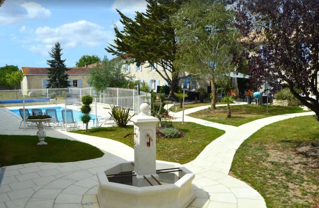 Plume 4* charming gites with swimming pool, golf practice and children's playground