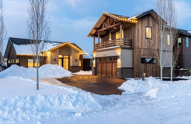 Plush beds ~ heated resort pool ~ hot tub ~ Tetherow/Bend/Bachelor ~ wifi ~ 🐶