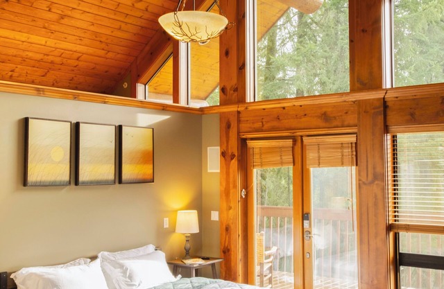 PNW Craftsman King Suite Mountain View Retreat